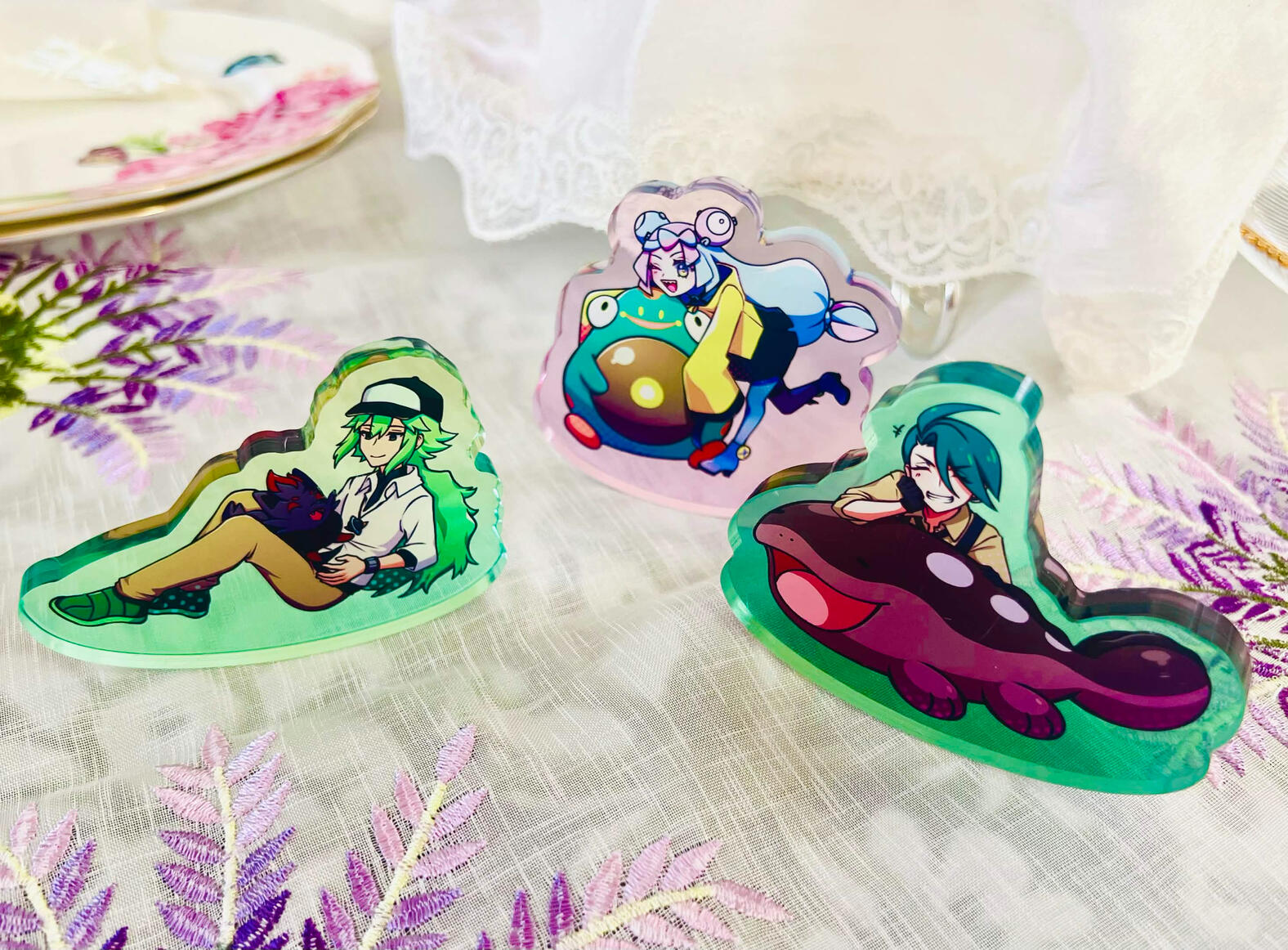 Wobbly thick standees